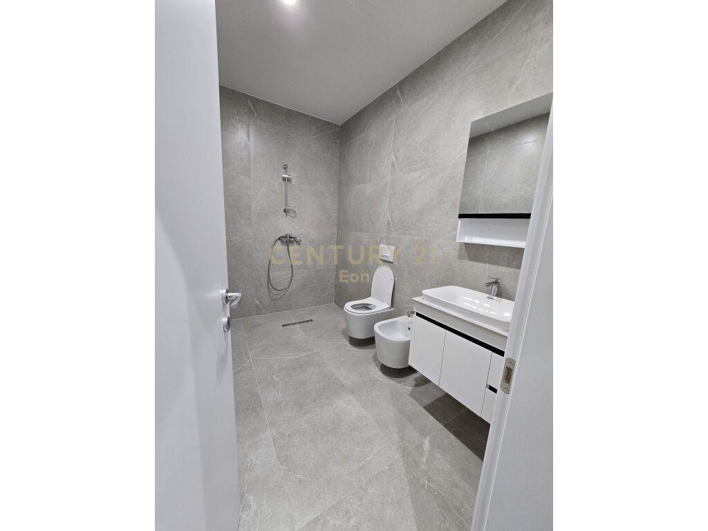 SHITET APARTAMENT 2+1 ME VERAND NE DURRES!