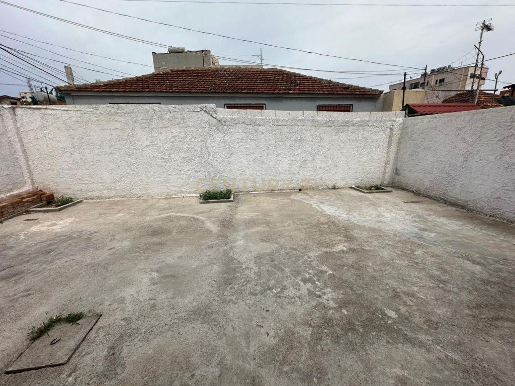 JEPET APARTAMENT 2+1 ME QIRA NE DURRES PRANE MUZEUMIT TE DES