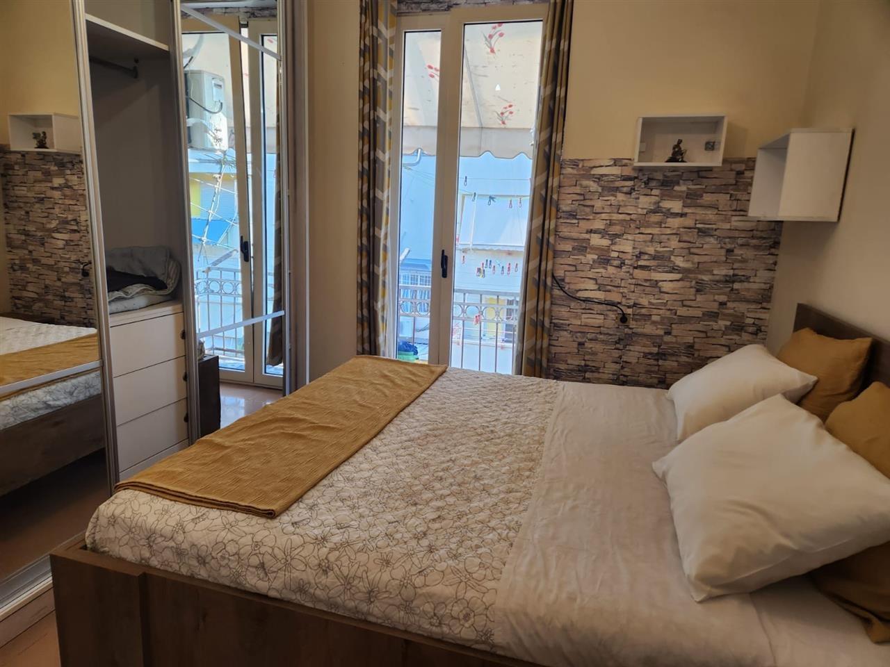 Apartament te shallvaret afer bllokut afer qendres