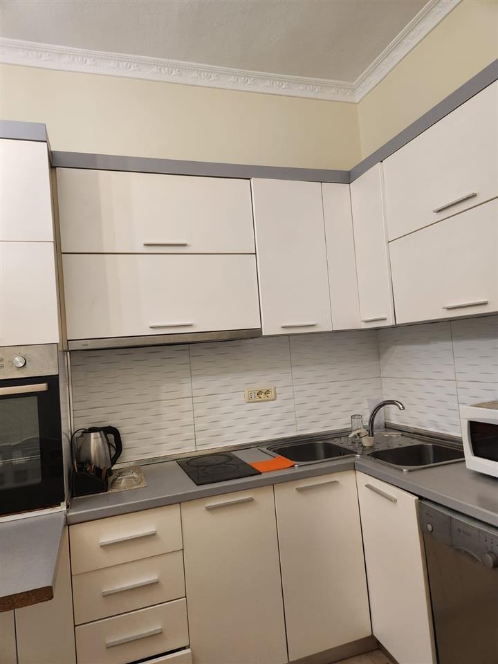 Apartament te shallvaret afer bllokut afer qendres