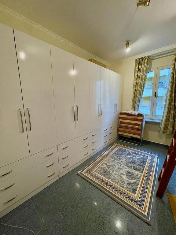 Apartament te shallvaret afer bllokut afer qendres