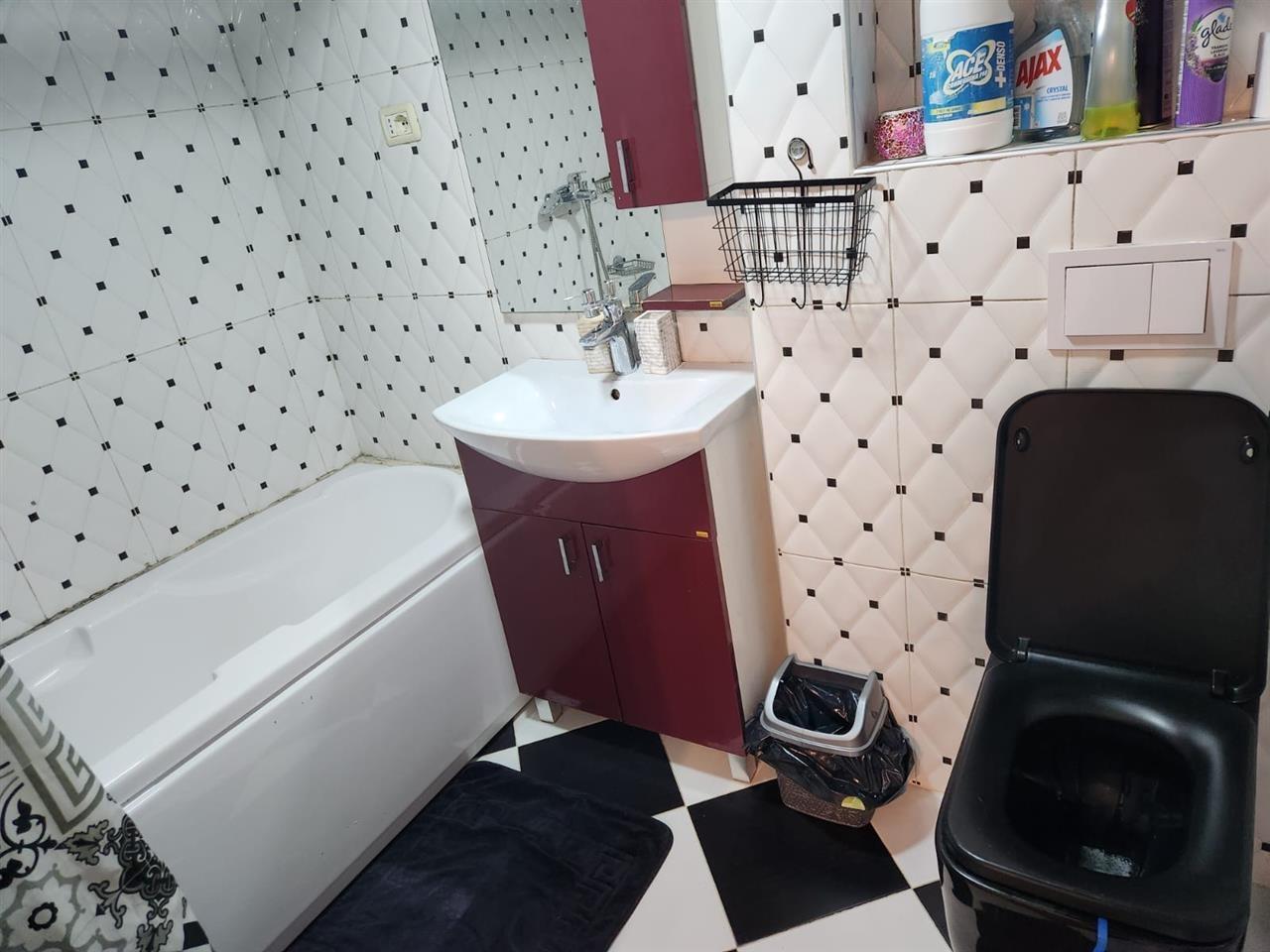 Apartament te shallvaret afer bllokut afer qendres