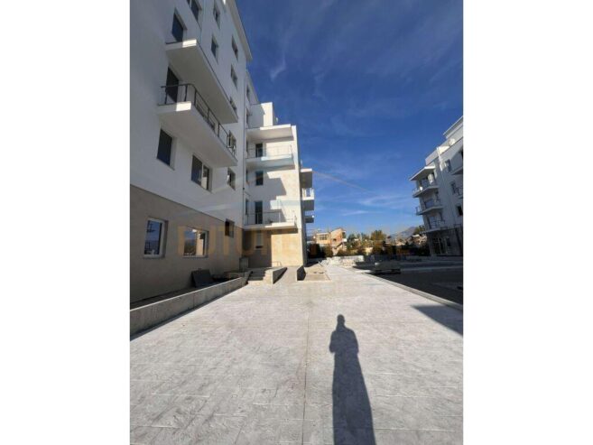 Shitet, Apartament 2+1, Unaza e Re, Tiranë. 114,000 €