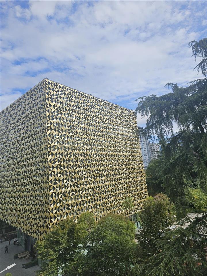 Jepet me qera ambient perballe Rainbow!