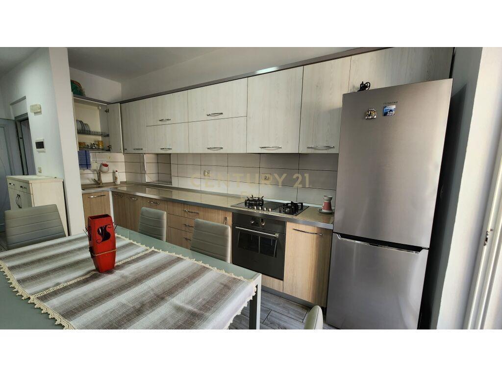 Shitet Apartament 1+1 në Bulevardin kryesor, Durrës!