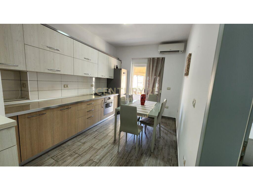 Shitet Apartament 1+1 në Bulevardin kryesor, Durrës!