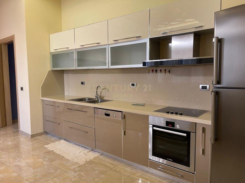 Per Qira Apartment 2+1+2 Pazari I ri 1,000 € /Muaj