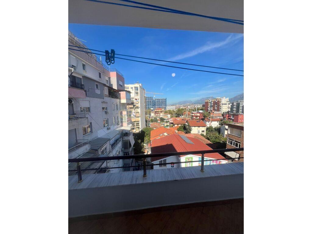 Per Qira Apartment 1+1+1 Rruga Barrikadave 700 € /Muaj