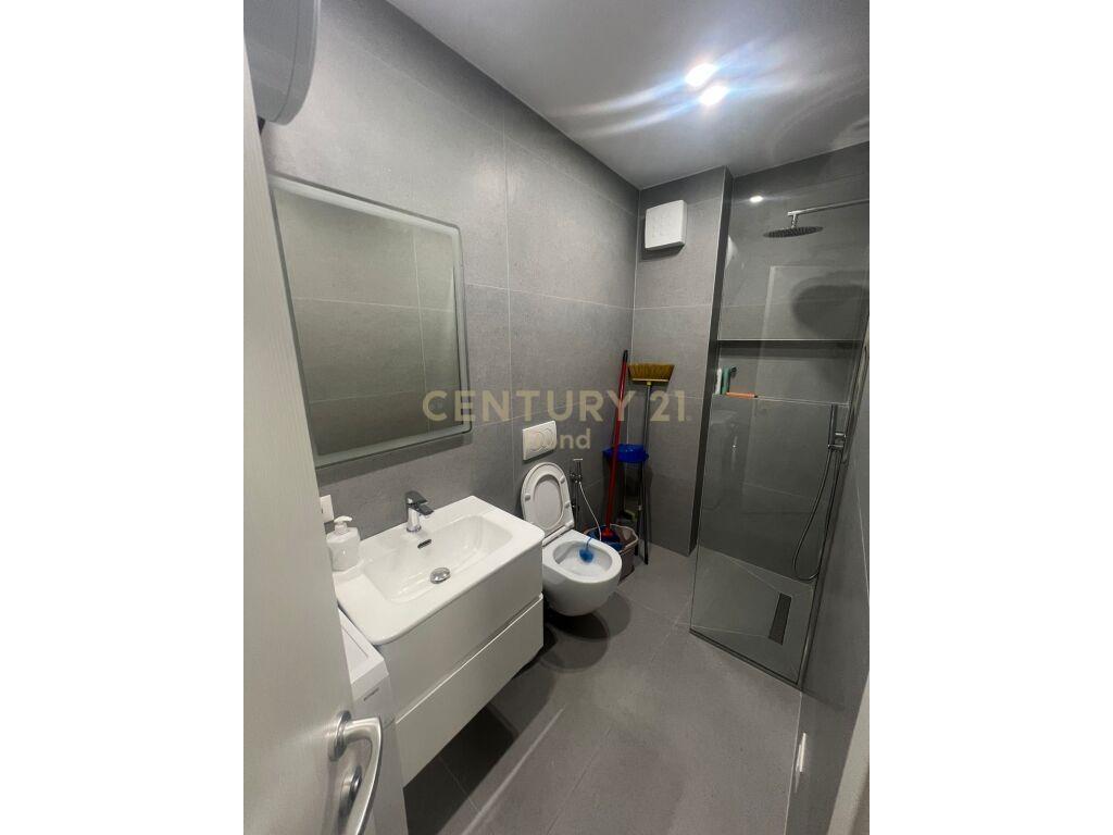 Per Qira Apartment 1+1+1 Rruga Barrikadave 700 € /Muaj