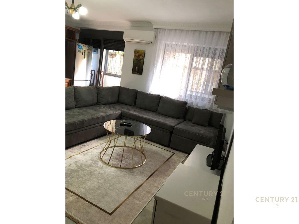 Per Qira Apartment 2+1+1 Sheshi Skënderbej (Qendër) 650 € /