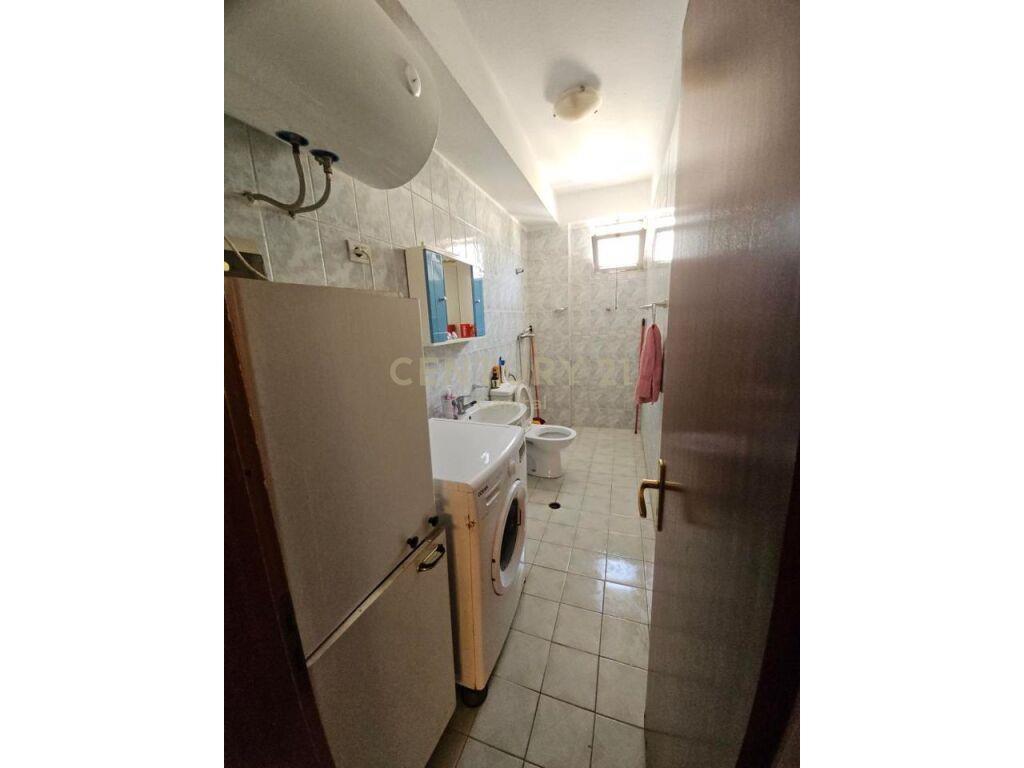 Per Qira Apartment 3+1+2 Rruga Fortuzi 900 € /Muaj