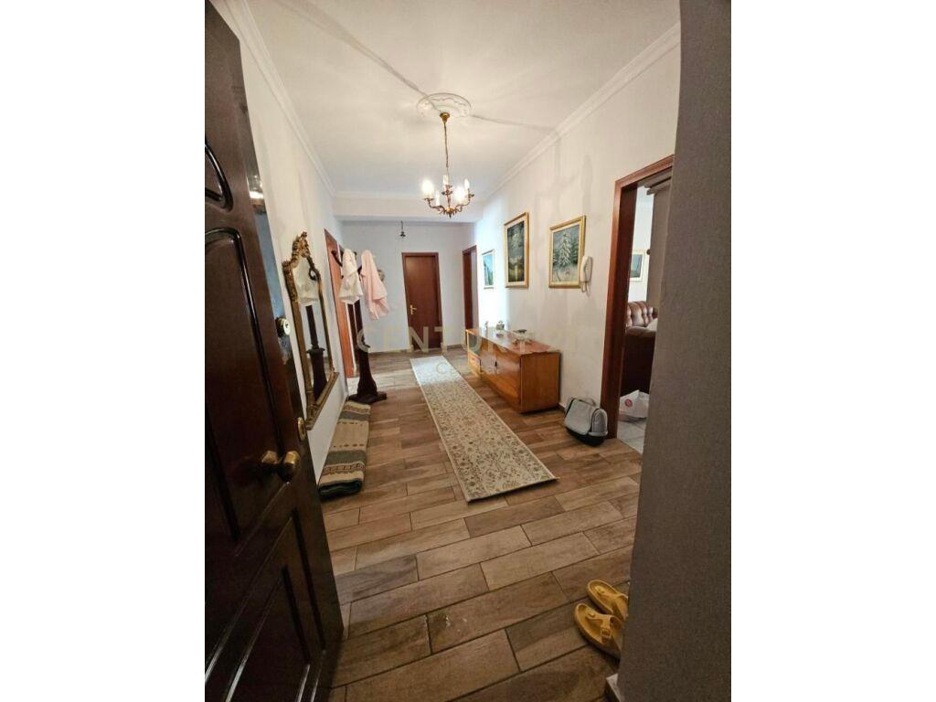Per Qira Apartment 3+1+2 Rruga Fortuzi 900 € /Muaj