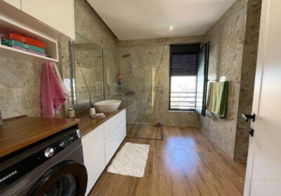 Shitet Apartment 2+1+2 Pazari I ri 330,000 €