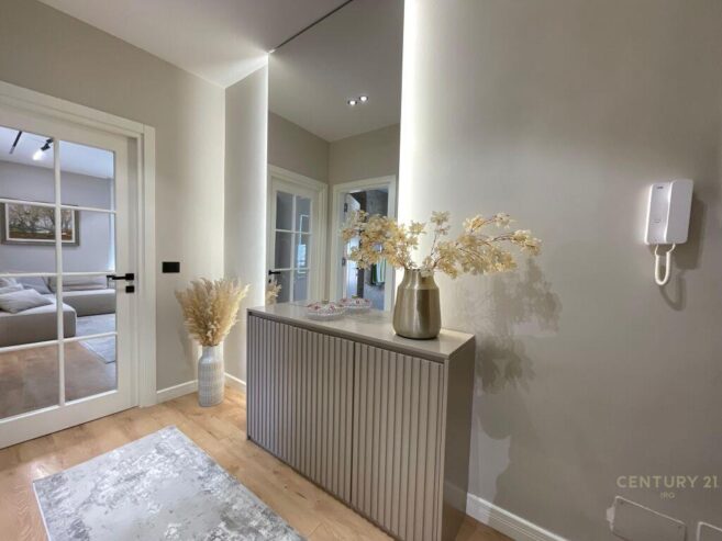 Shitet Apartment 2+1+2 Pazari I ri 330,000 €