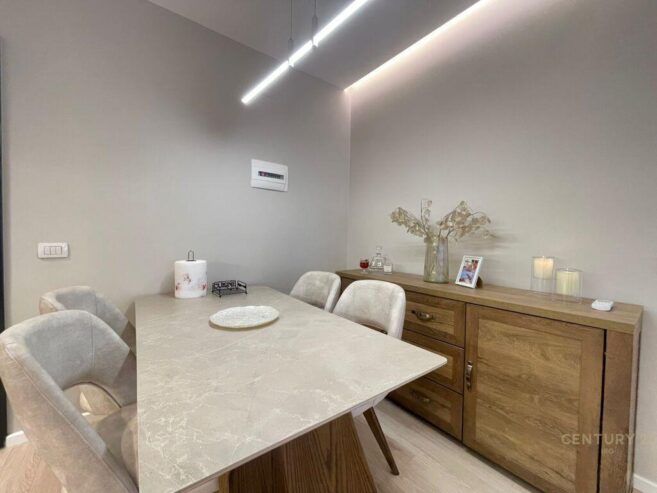 Shitet Apartment 2+1+2 Pazari I ri 230,000 €