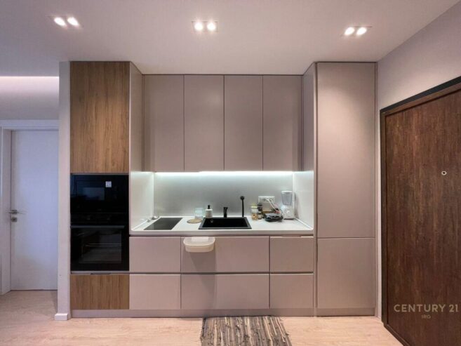 Shitet Apartment 2+1+2 Pazari I ri 230,000 €