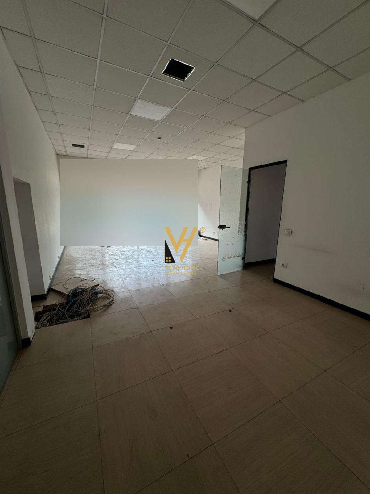 ZYRE 200 M2 ME QERA TE RRUGA E KAVAJES 2.500 EURO