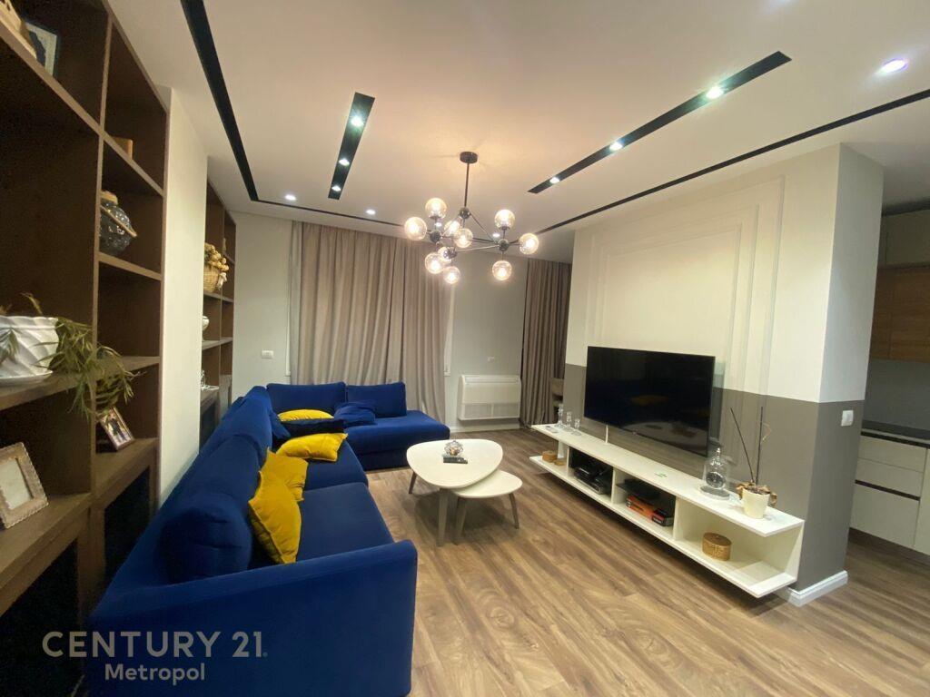 APARTAMENT 3+1+2 ME QERA TEK RRUGA E BARRIKADAVE !