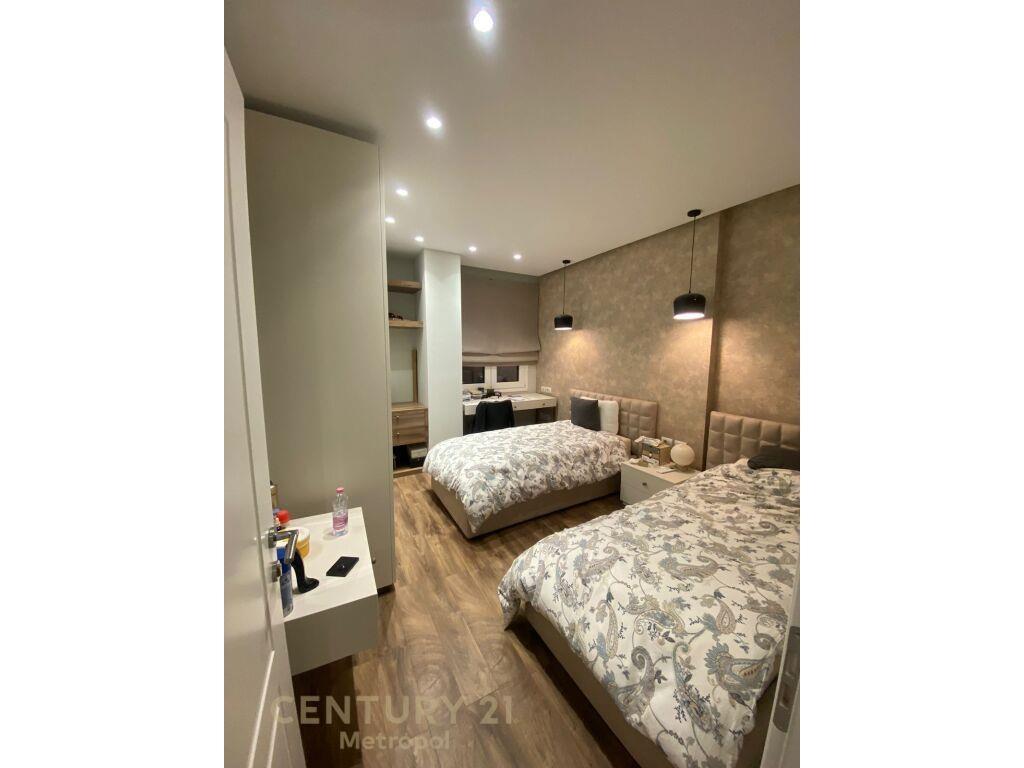 APARTAMENT 3+1+2 ME QERA TEK RRUGA E BARRIKADAVE !