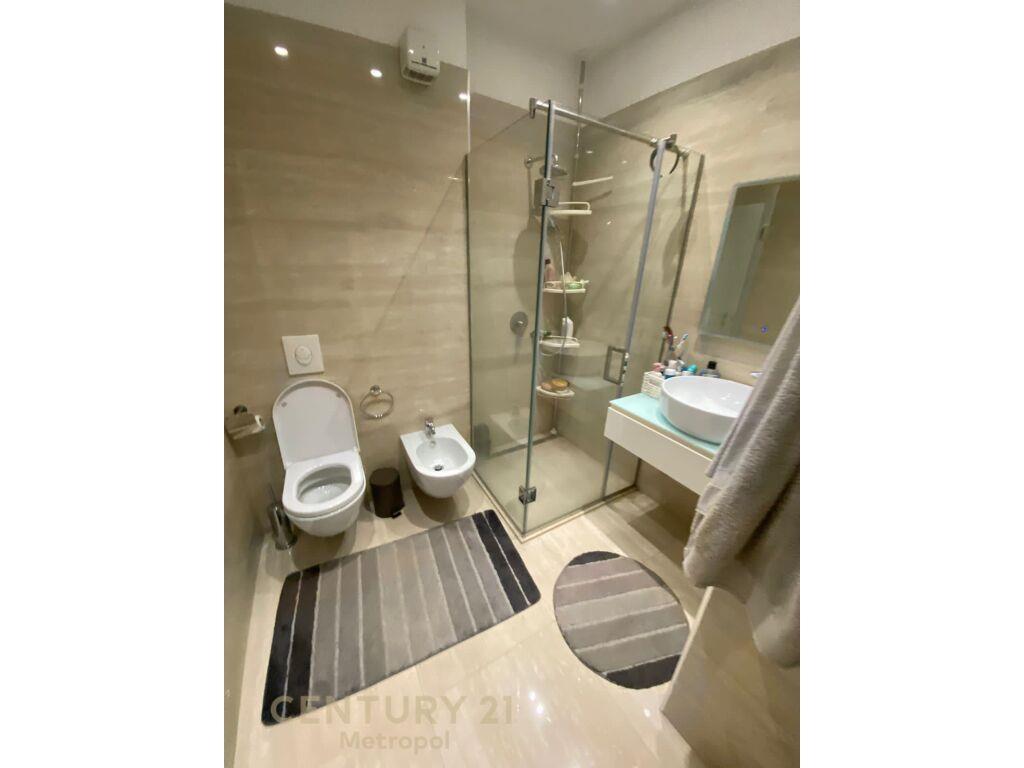 APARTAMENT 3+1+2 ME QERA TEK RRUGA E BARRIKADAVE !