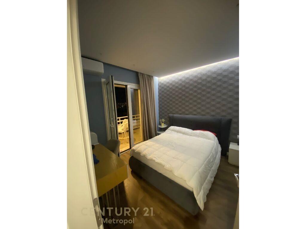 APARTAMENT 3+1+2 ME QERA TEK RRUGA E BARRIKADAVE !