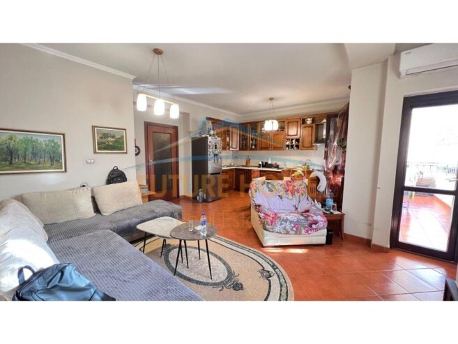 Shitet, Apartament 2+1, Komuna e Parisit, Tirane.