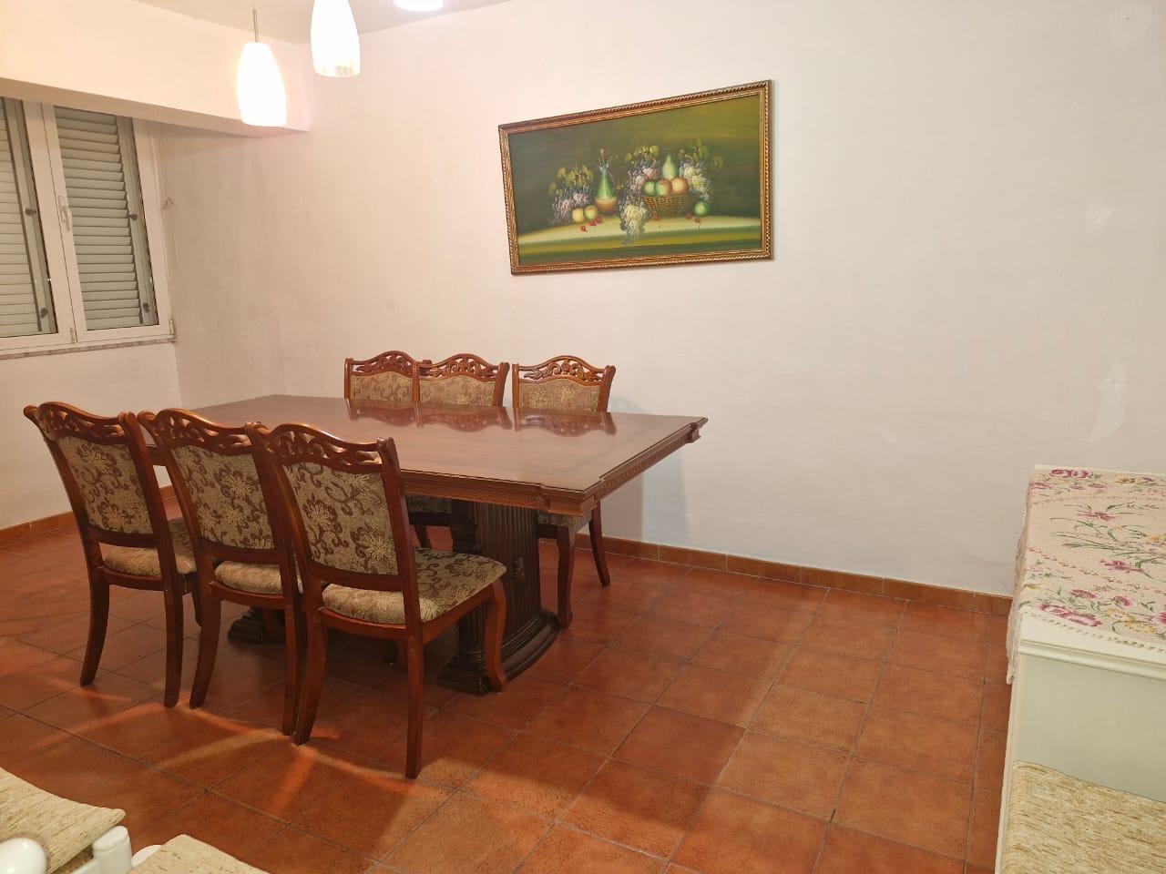 Jepet apartament 2+1 me qera te Gjykata, rruga kryesore!