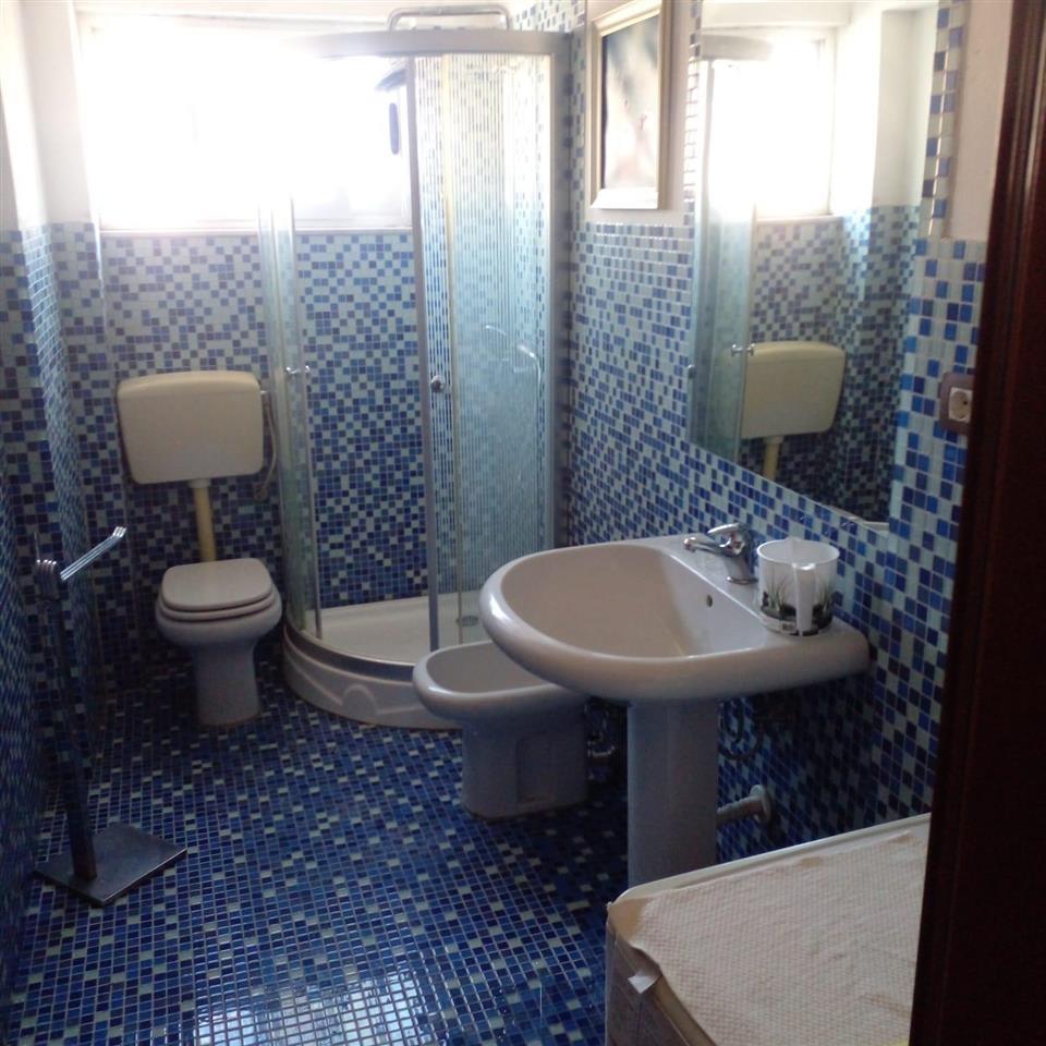 Jepet apartament 2+1 me qera te Gjykata, rruga kryesore!