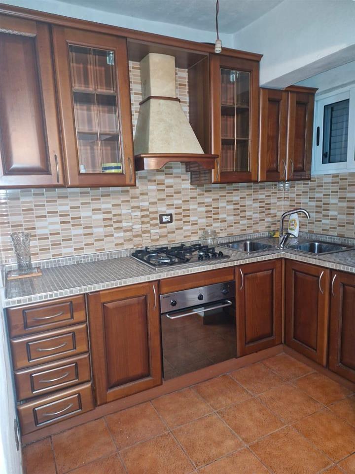 Jepet apartament 2+1 me qera te Gjykata, rruga kryesore!