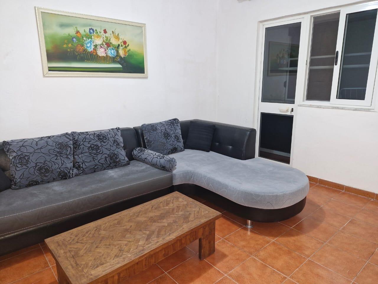 Jepet apartament 2+1 me qera te Gjykata, rruga kryesore!