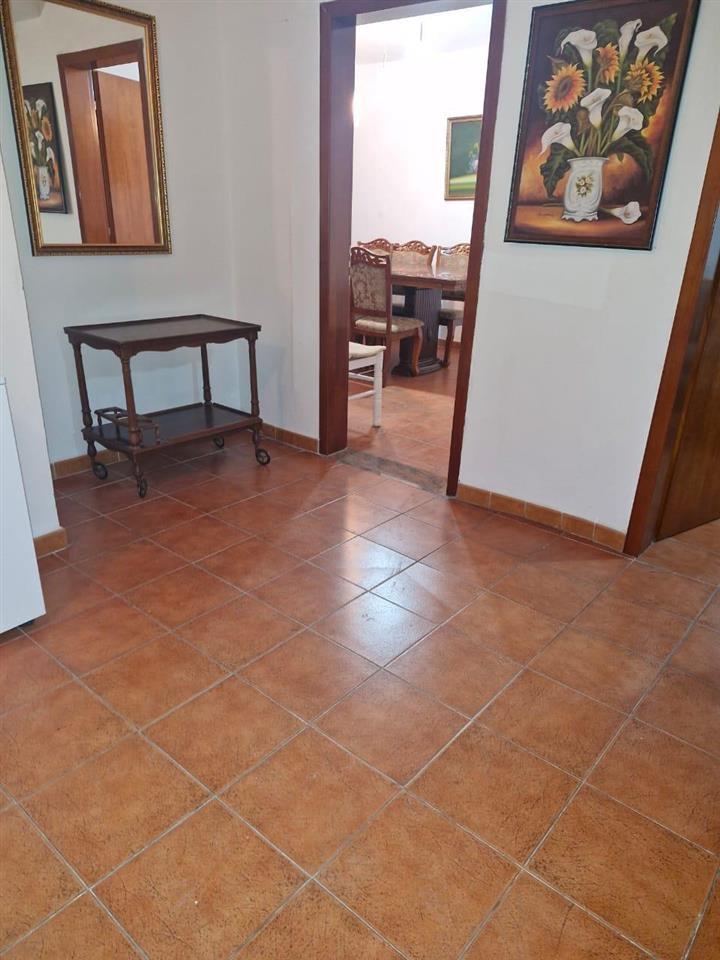 Jepet apartament 2+1 me qera te Gjykata, rruga kryesore!