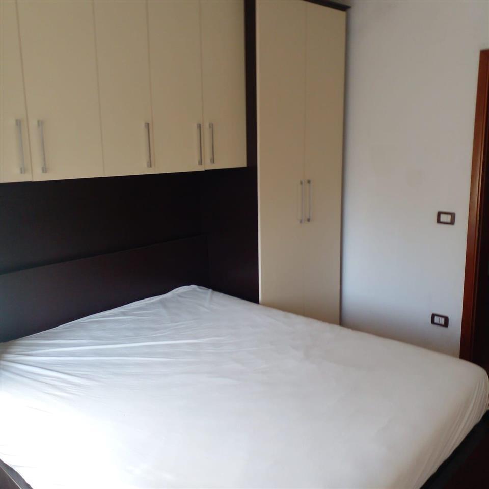 Jepet apartament 2+1 me qera te Gjykata, rruga kryesore!