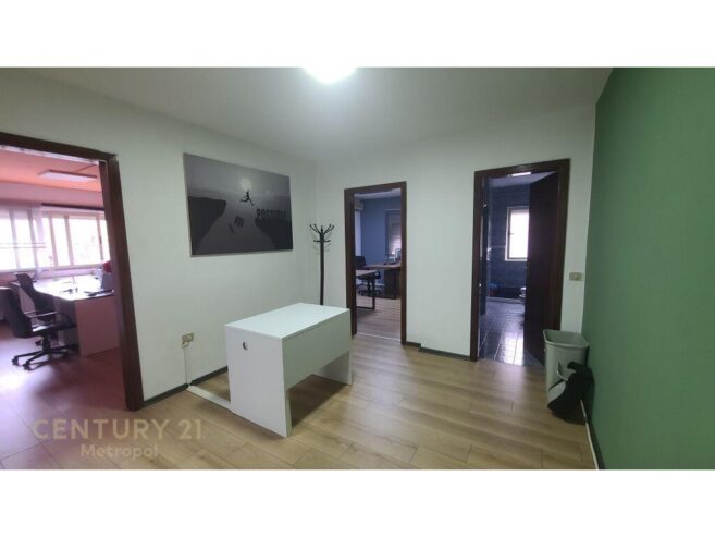 Shitet Apartment 2+1+1 Gjimnazi Petro Nini Luarasi 218,000