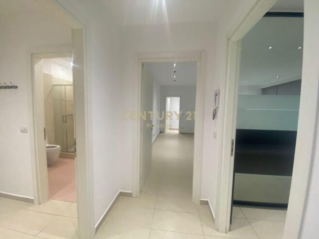 Shitet Apartment 2+1+2 Rruga e Elbasanit 580,000 €
