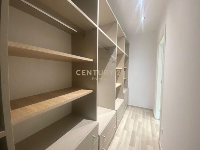 Shitet Apartment 2+1+2 Rruga e Elbasanit 580,000 €