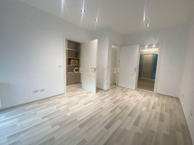 Shitet Apartment 2+1+2 Rruga e Elbasanit 580,000 €