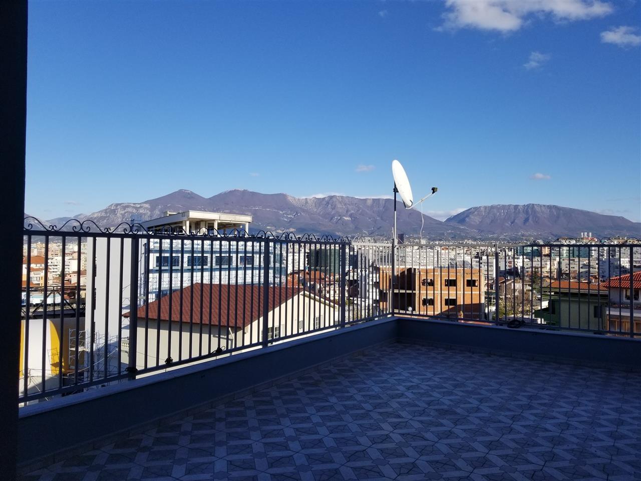 Jap me qera Vile 4 katëshe+papafingo+garazh, 3500 Euro/muaj