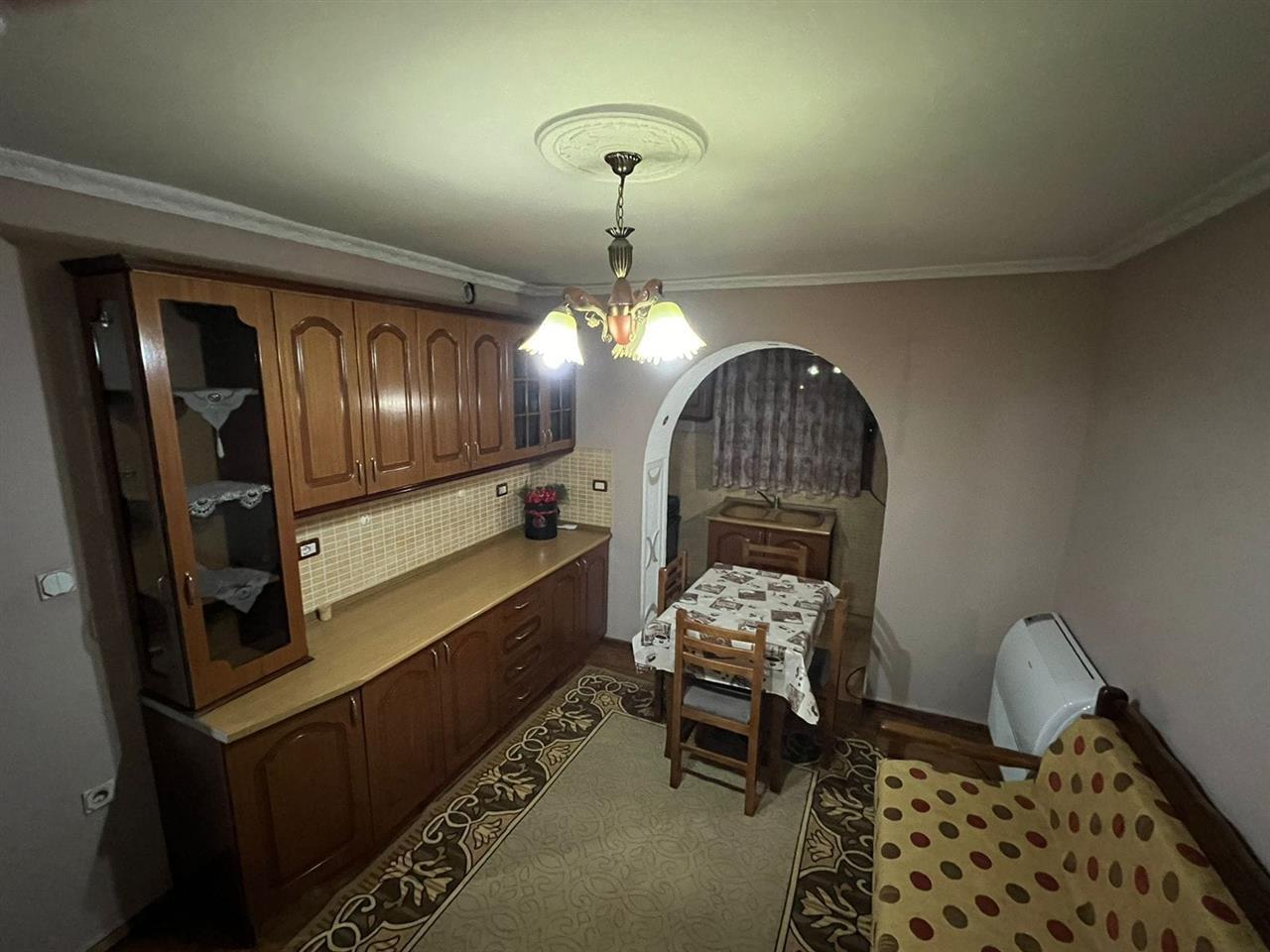 Prezantim Apartamenti me Qira 2+1 Rruga Viktor Eftimiu