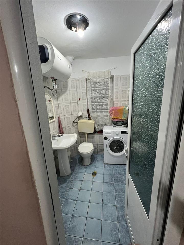 Prezantim Apartamenti me Qira 2+1 Rruga Viktor Eftimiu