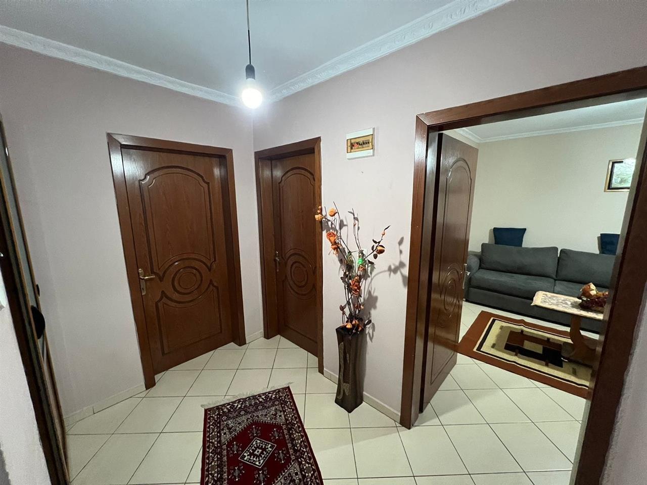 Prezantim Apartamenti me Qira 2+1 Rruga Viktor Eftimiu