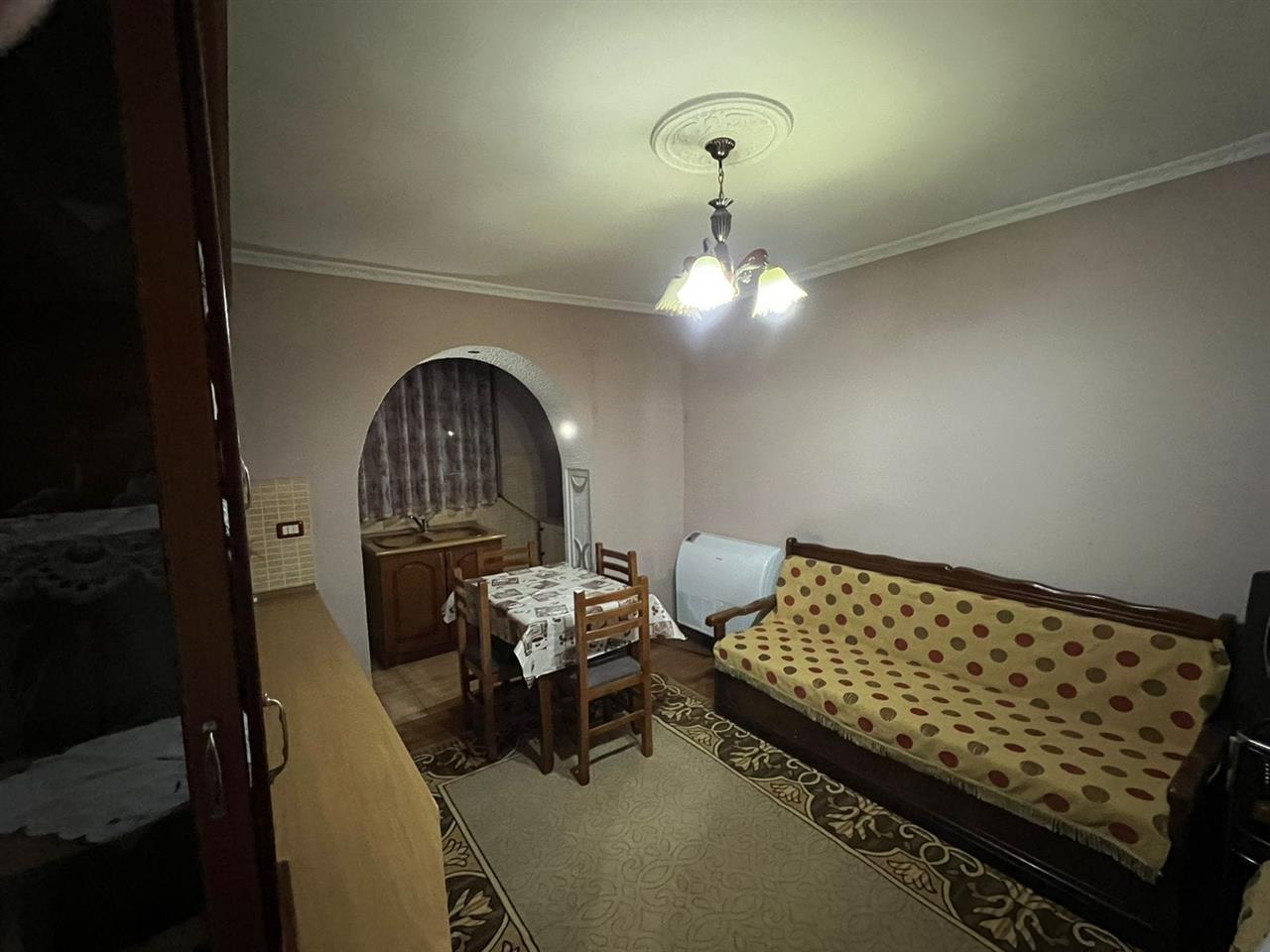 Prezantim Apartamenti me Qira 2+1 Rruga Viktor Eftimiu