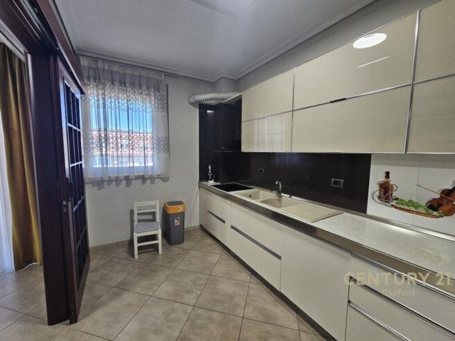 Shitet Apartment 3+1+2 Xhamlliku 320,000 €