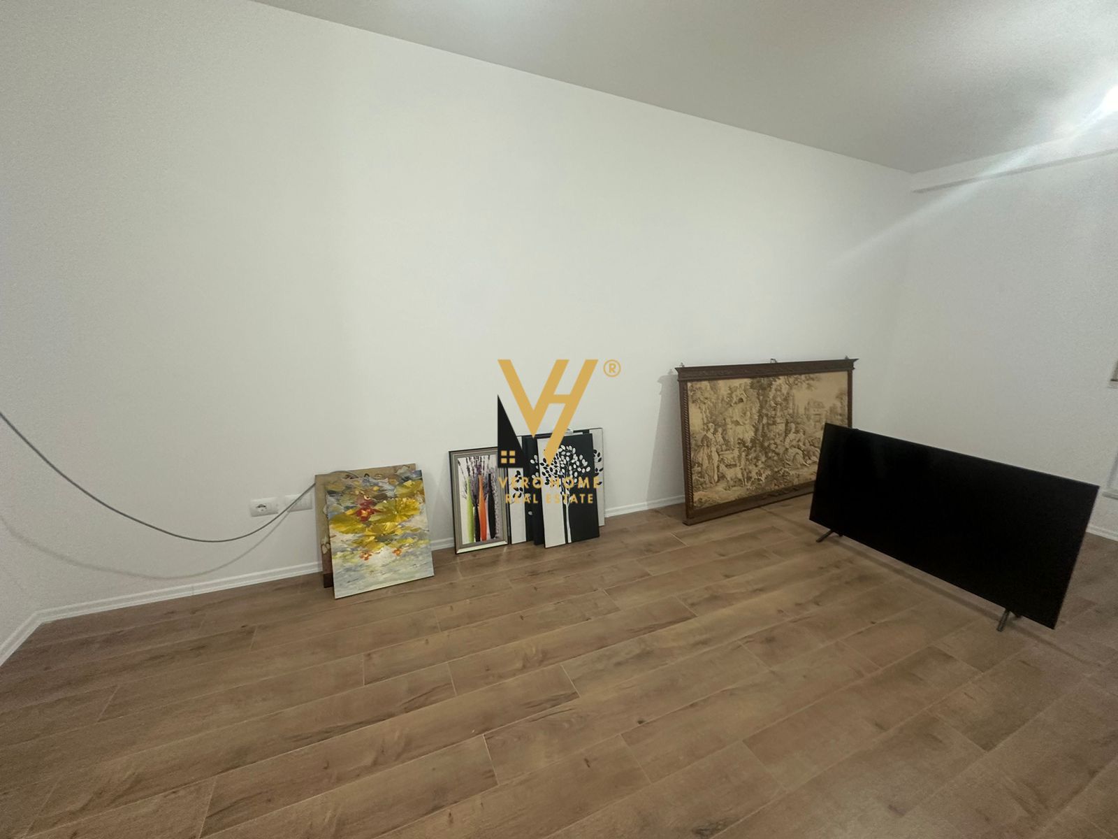 ZYRE 40 M2 ME QERA TE MYSLYM SHYRI 900 EURO