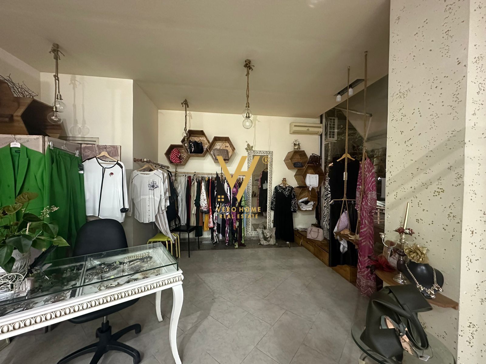 DYQAN ISH EKSPOZITA SOT 1.200 EURO