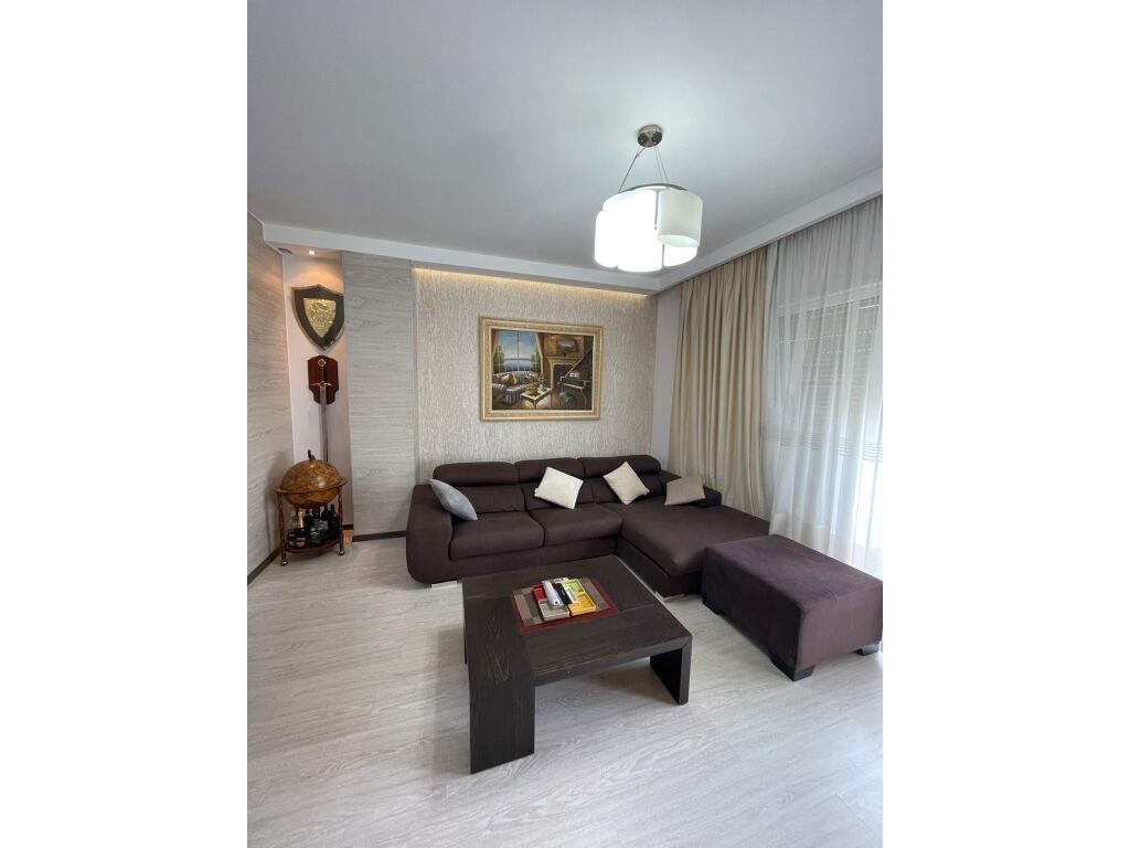 Jepet me qera apartament 2+1 tek pazari i ri