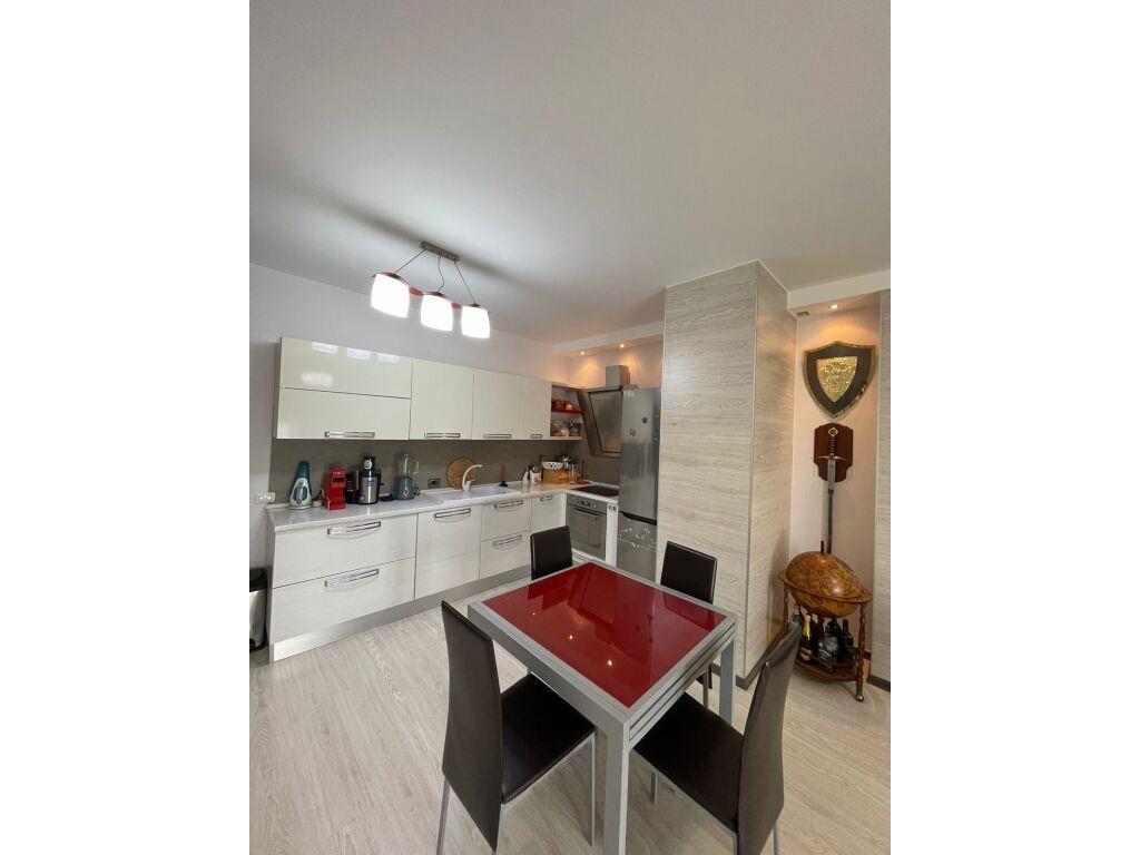 Jepet me qera apartament 2+1 tek pazari i ri