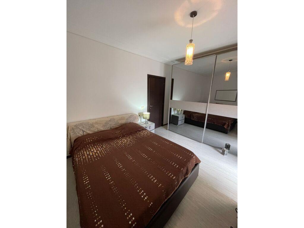 Jepet me qera apartament 2+1 tek pazari i ri