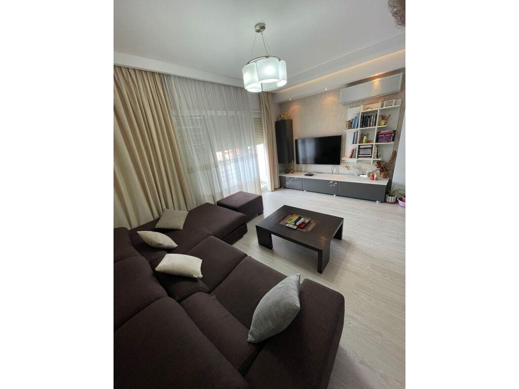 Jepet me qera apartament 2+1 tek pazari i ri