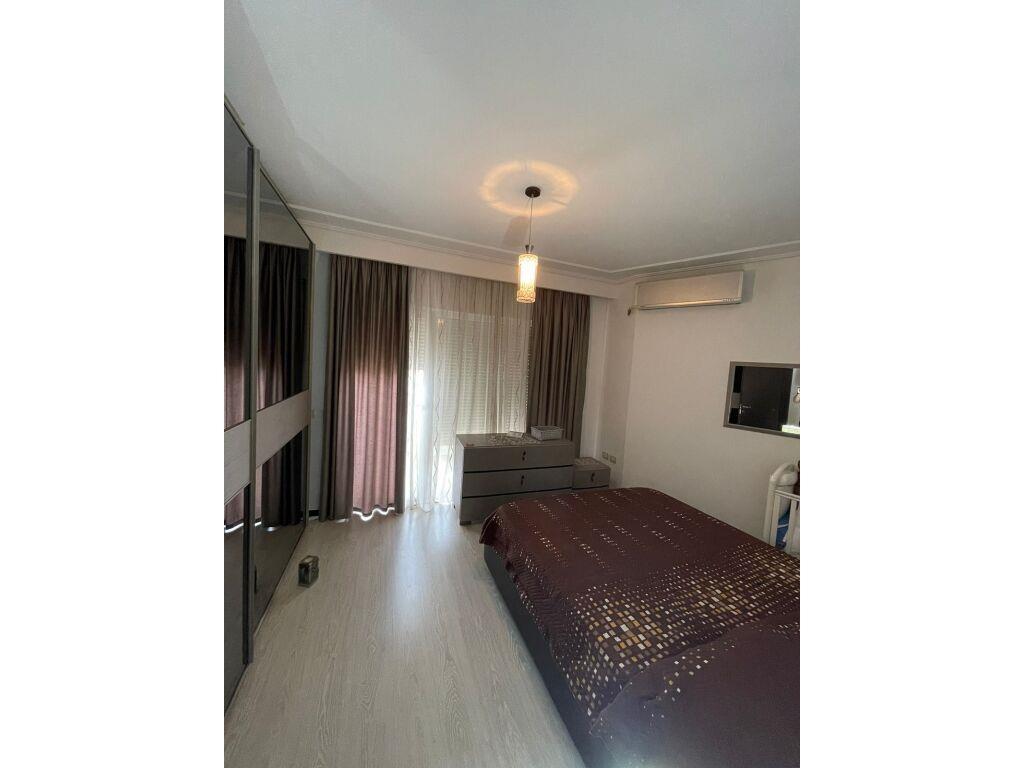 Jepet me qera apartament 2+1 tek pazari i ri