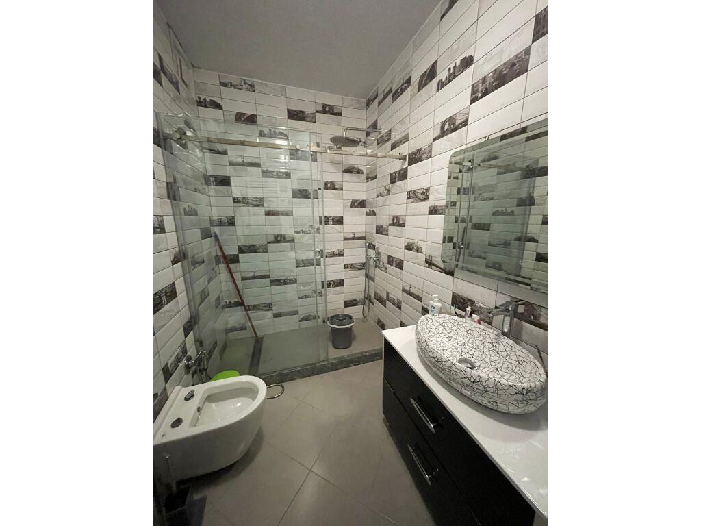 Jepet me qera apartament 2+1 tek pazari i ri